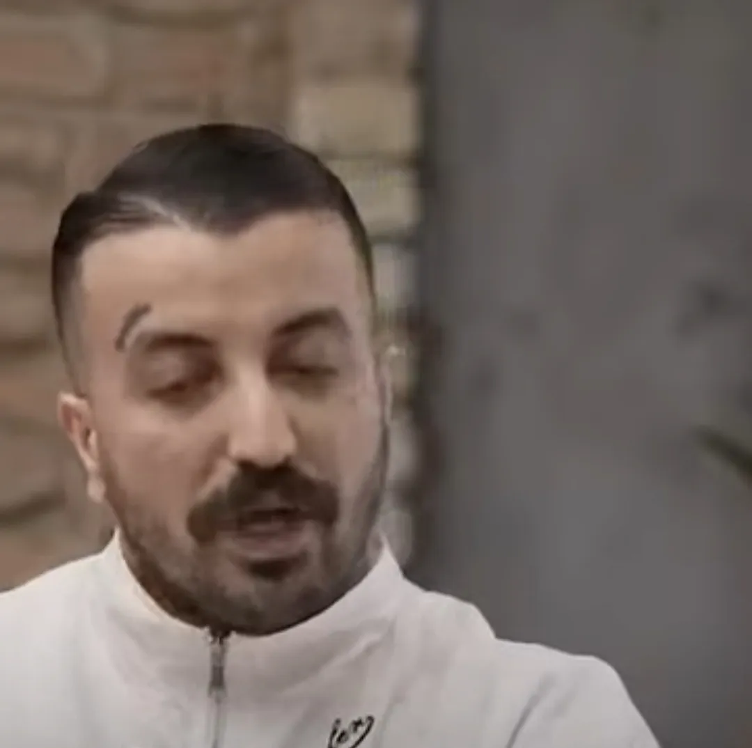 دانلود آهنگ وسطم کسی نی بغلم حلا حلا از پیشونی میچکه عرقم هلا هلا 